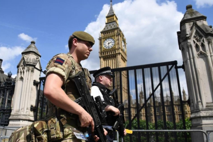 Gran Bretaña desplegó a soldados y pilicías a los sitios clave  y elevó su alerta terrorista al máximo después del atentado suicida de Manchester.-AFP / JUSTIN TALLIS