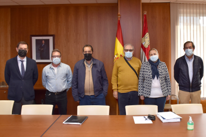 Reunión de la Asociación de Vecinos de La Barriada con la delegada territorial. HDS