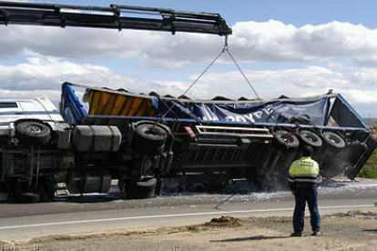 Momento del levantamiento del camión accidentado el jueves en una rotonda de la N-111. / JOSÉ IGNACIO ARGANDA-