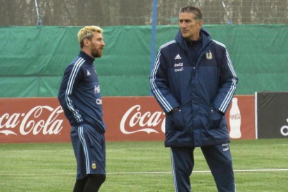 Messi habla con Bauza, el seleccionador argentino.-