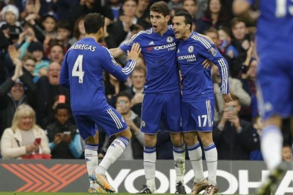 Cesc va a felicitar a Pedro tras marcar ante el Sunderland.-AP / MATT DUNHAM