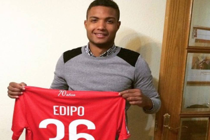 Edipo posa con la elástica de la primera plantilla rojilla.-