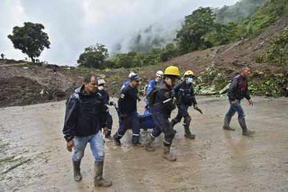 Labores de rescate en Colombia por las inundaciones y lluvias.-AFP