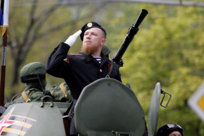 Arseny Pavlov en una parada militar el pasado mes de mayo en Donetsk.-REUTERS / ALEXANDER ERMOCHENKO