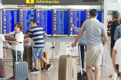 Pasajeros esperando en el aeropuerto de El Prat.-CARLOS MONTAÑÉS