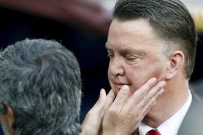 Mourinho saluda a Van Gaal en la final de la Champions del 2010.-JUAN CARLOS HIDALGO