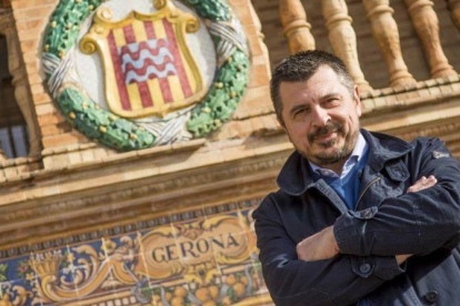 Toni Martín Iglesias, vicesecretario de comunicación social del PP andaluz, en el sillón de Girona de la plaza de España de Sevilla.-RAÚL CARO CADENAS