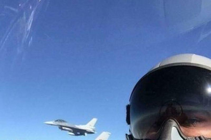 Selfi de un piloto de combate iraquí antes de bombardear Mosul.-EL PERIÓDICO