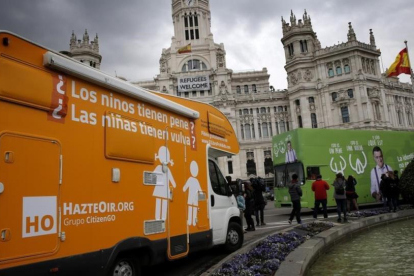 El bus de Hazte Oír frente al Ayuntamiento de Madrid.-JOSE LUIS ROCA