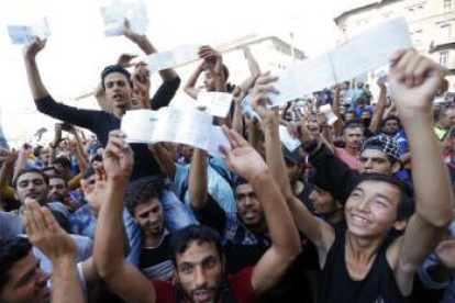 Fotogalería de miles de refugiados protestando ante la estación de trenes de Budapest cerrada
