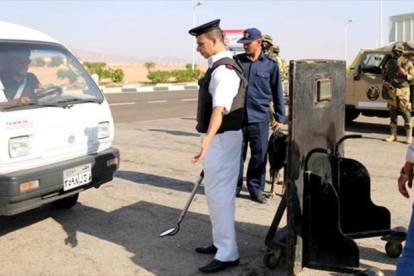 Agentes policiales egipcios inspeccionan los vehículos que se acercan al aeropuerto de Sharm el-Sheikh, esta pasada semana.-REUTERS / ASMAA WAGUIH