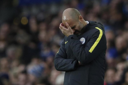 Pep Guardiola, preocupado durante el partido del Manchester City contra el Everton en Goodison Park-REUTERS / LEE SMITH