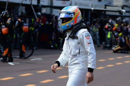 Fernando Alonso después de abandonar la carrera este domingo en Mónaco.-Foto: AFP / BORIS HORVAT