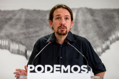El secretario general de Podemos, Pablo Iglesias, durante la rueda de prensa ofrecida tras la reunión que mantuvo con los sindicatos para presentarles sus propuestas económicas, sobre todo las relativas a la reforma laboral y el modelo productivo.-EFE/EMILIO NARANJO