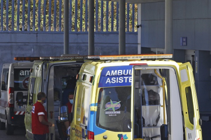 Imagen Ambulancias listas para el traslado de pacientes - MARIO TEJEDOR