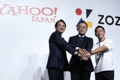 De izquierda a derecha, el presidente de Yahoo Japanm, Kentaro Kawabe; el nuevo presidente de Zozo, Kotaro Sawada , y el founder de Zozo, Yusaku Maezawa.-AP / JAE C. HONG