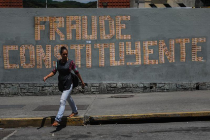 Una pintada denuncia la votación a la Asamblea Constituyente en un muro de Caracas.-MIGUEL GUTIERREZ / EFE