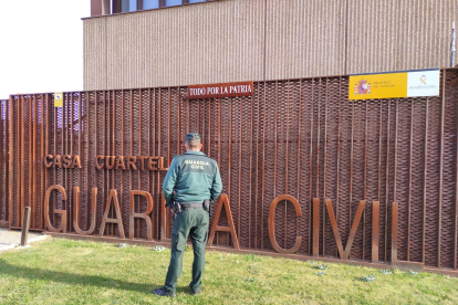Agente de la Guardia Civil frente a las instalaciones de la Casa Cuartel en El Burgo de Osma. HDS