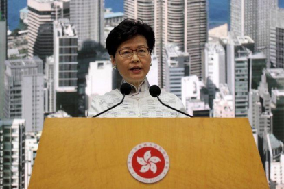 Carrie Lam, jefa del Gobierno de Hong Kong, en la rueda de prensa en la que ha anunciado la suspensión de la ley de extradición.-AP