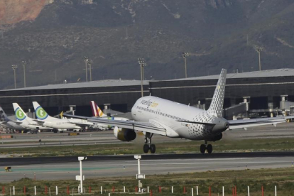 Un avión de Vueling, en el Aeropuerto Barcelona-El Prat.-/ DANNY CAMINAL