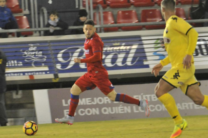 Acuña disputaba el domingo ante el Reus sus últimos minutos con la camiseta del Numancia para iniciar la aventura de Tailandia.-María Ferrer