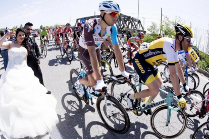 Unos recién casados, al paso de los corredores del Giro durante la cuarta etapa.-EFE / CLAUDIO PERI