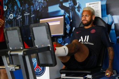 Neymar, en el gimnasio del Paris SG en su primer día de entrenamiento con el club francés.-