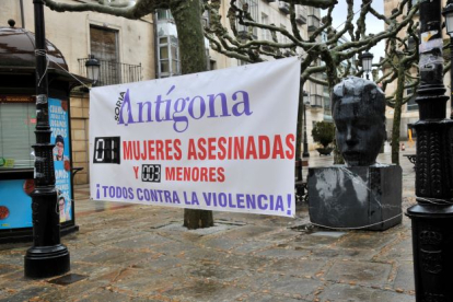 La Asociación de Mujeres Antígona muestra su repulsa el día 25 de cada mes de la lacra de la violencia machista. HDS