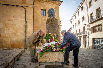 Homenaje del Ayuntamiento en el aniversario de la muerte de Antonio Machado. MARIO T EJEDOR (2)