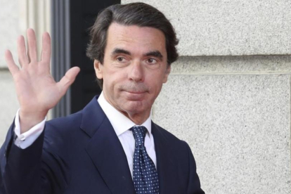 El expresidente del Gobierno José María Aznar, el miércoles, a su llegada al Congreso para acudir a la conmemoración del 40º aniversario de las primeras elecciones de la democracia.-SERGIO BARRENECHEA