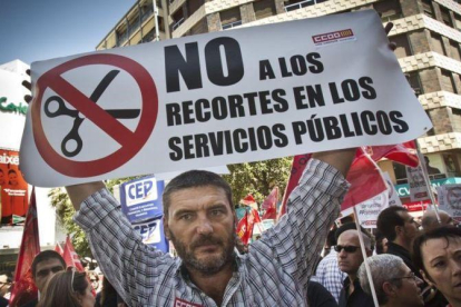 Manifestación de funcionarios contra los recortes del Gobierno de Rajoy.-MIGUEL LORENZO