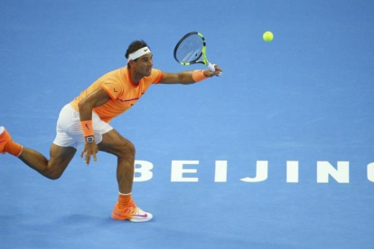 Rafa Nadal golpea una bola durante el partido contra el francés Adrian Mannarino en Pekín.-EFE / WU HONG