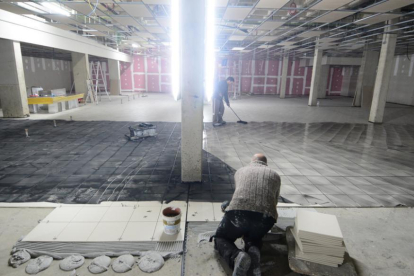 Operarios trabajando ayer en las instalaciones.-Álvaro Martínez