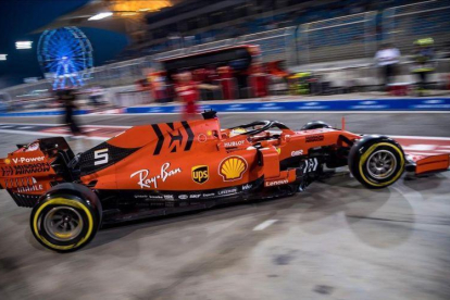 El Ferrari de Vettel, en un momento de la segunda sesión de entrenamientos.-ANDREJ ISAKOVIC (AFP)