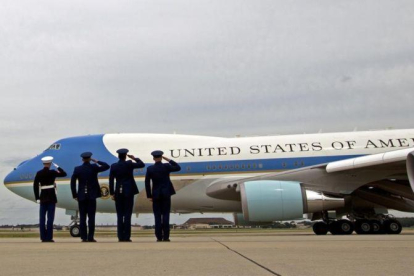 El Air Force One en la base Andrew.-AP / JOSÉ LUÍS MAGANA