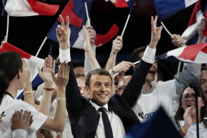 El candidato centrista Emmanuel Macron saluda al público durante un mitin en París, el 17 de abril.-EFE / YOAN VALAT