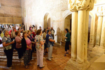 Turistas en uno de los monumentos de Soria./ A. M. -
