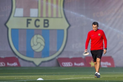 Valverde, en un entrenamiento del Barcelona en la ciudad deportiva de Sant Joan Despí.-JAVI FERRÁNDIZ