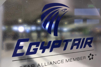 El logo de Egyptair en un mostrador de la aerolínea en el aeropuerto Charles de Gaulle.-AP / RAPHAEL SATTER