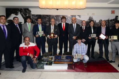 Una imagen de familia de los galardonados tras la entrega de los trofeos taurinos. / ÁLVARO MARTÍNEZ-