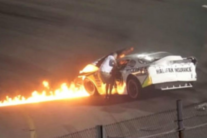 Jones padre intenta sacar a su hijo de un coche en llamas-YOUTUBE