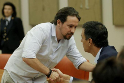 Pablo Iglesias se acerca a saludar a Pedro Sánchez en la constitución de la Diputación Permanente en el Congreso.-JOSÉ LUIS ROCA