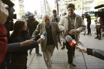 Jordi Pujol, rodeado de periodistas, ayer, a las puertas de su casa en la ronda del General Mitre.-EF E/ ALEJANDRO GARCÍA