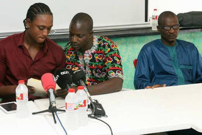Khadim Kane, portavoz de la asociación de senegaleses de Salou, Ibrahaim Sylla, hermano del senegalés fallecido y Thierno, miembro de la asociación de senegaleses de Salou (Tarragona), durante la rueda de prensa en la que han pedido perdón.-Foto. EFE / JAUME SELLART