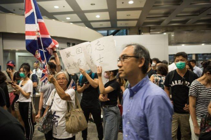 Manifestantes ocupan el vestíbulo de la Torre Revenue en Hong Kong.-EPA
