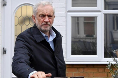 Jeremy Corbyn abandona su residencia.-EFE / ANDY RAIN