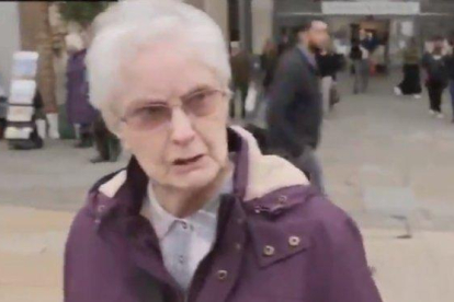 La anciana británica que carga contra Jhonson al ser preguntada en plena calle-