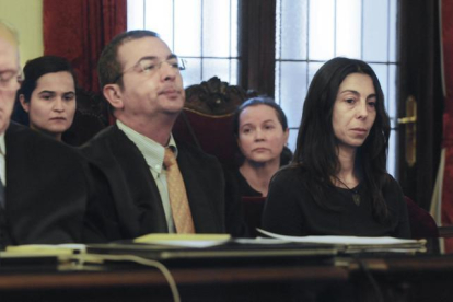 Las tres acusadas del asesinato de Isabel Carrasco: Montserrat León (centro, la autora confesa), su hija Triana Martínez (izquierda) y la agente de policía Raquel Gago, durante el juicio.-EFE / J. CASARES