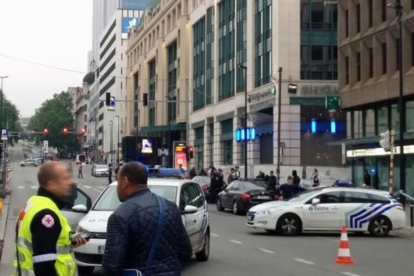 La policía ha bloqueado las calles que dan acceso al centro comercial de Bruselas.-AFP