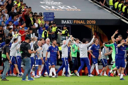 Los jugadores del Chelsea celebran su triunfo.-EFE / MAXIM SHIPENKOV